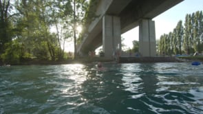 Preview image for the video "Baignade urbaine à Berne avec l'artiste Jürg Egli pour l'exposition Swim City au S AM" - Thumbnail.