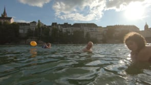 Preview image for the video "Baignade urbaine à Bâle avec l'artiste Jürg Egli pour l'exposition Swim City au S AM" - Thumbnail.